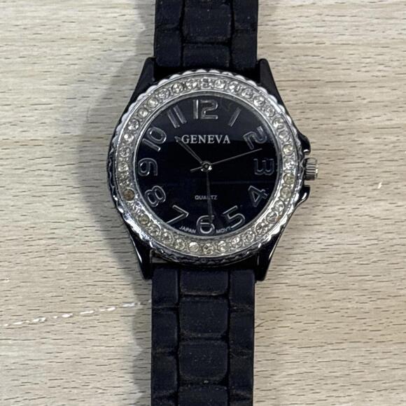 Women's Fashion Watch Set of 3 - Picture 10 of 11